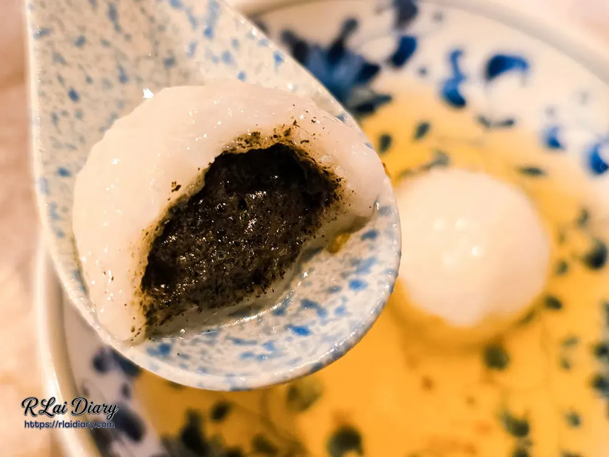 芝麻湯圓流沙內餡特寫：Q彈糯米皮與濃郁芝麻餡