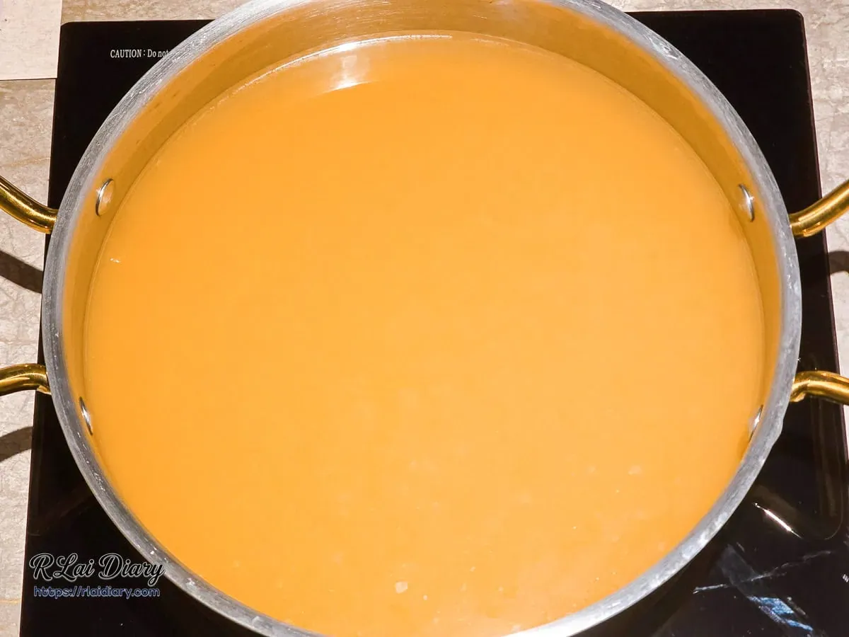 聚食釜琥珀色精粹鮮蝦湯底全鍋俯拍視覺