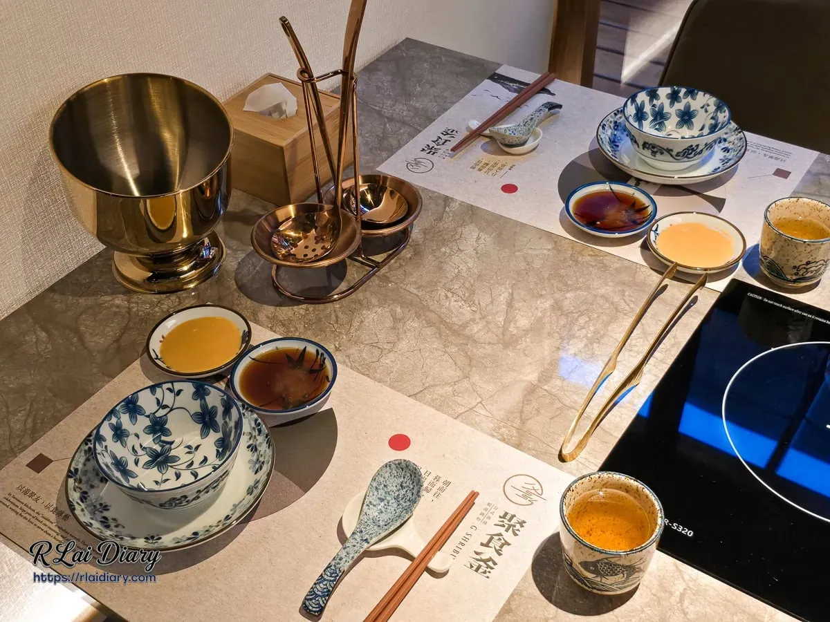 聚食釜精緻桌面餐具擺設與金屬質地湯杓架