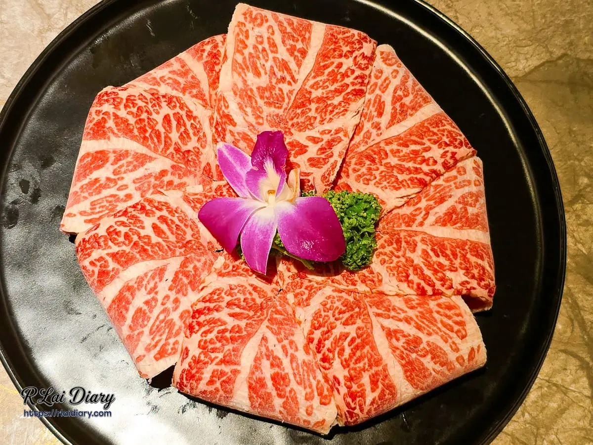 聚食釜美國頂級牛小排如大理石紋理的油花擺盤