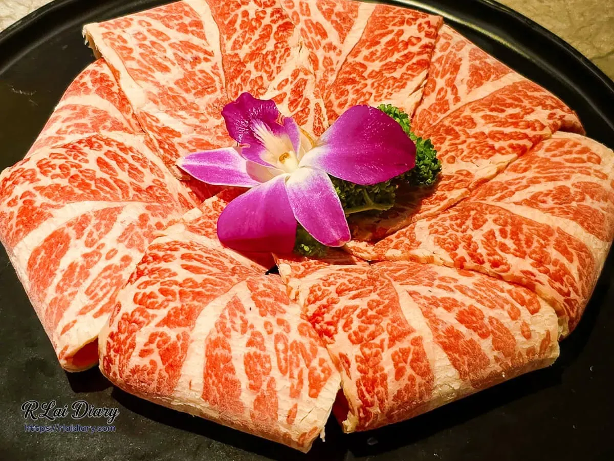 美國頂級牛小排粉嫩肉質與側邊厚度近拍