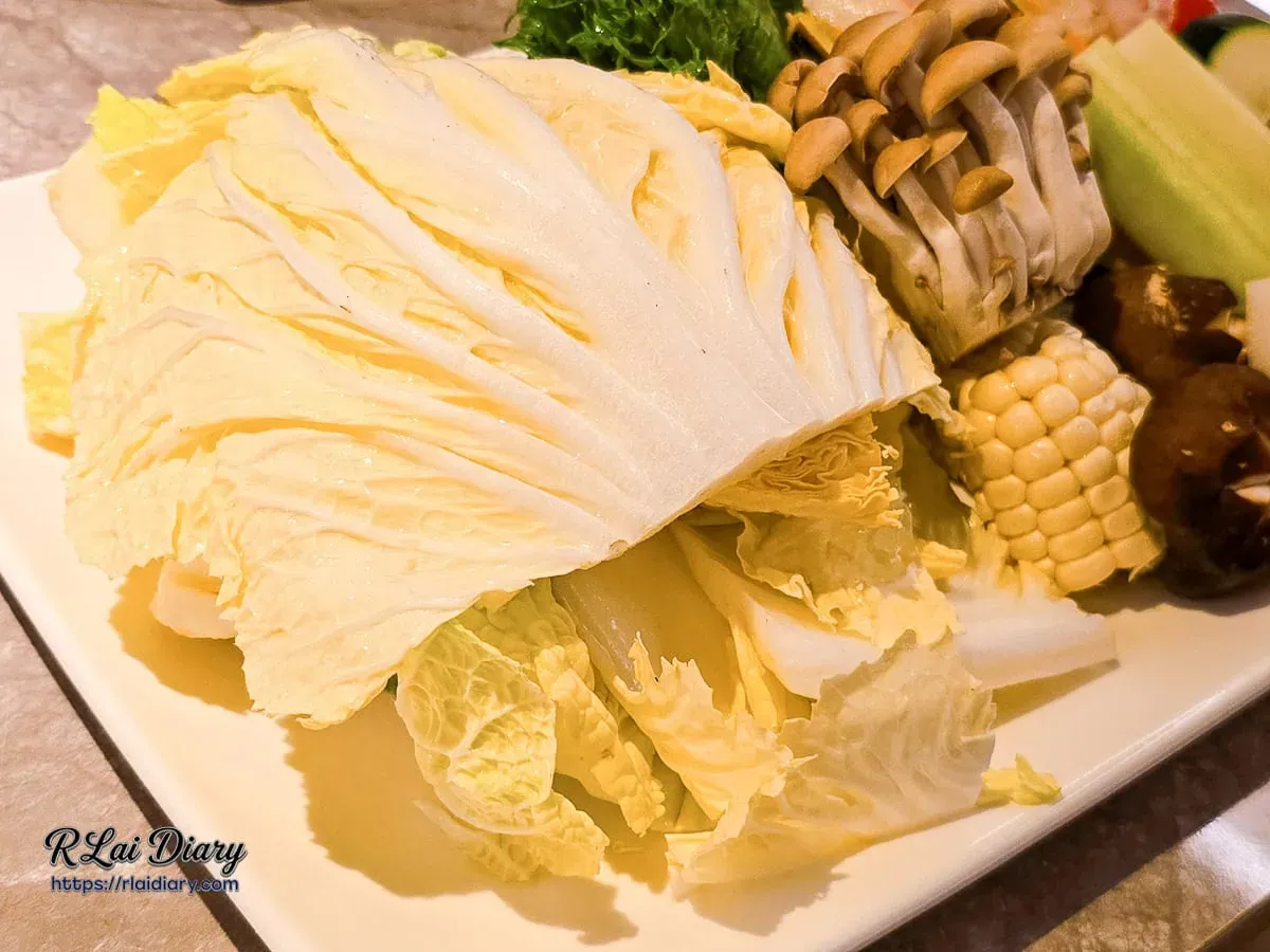 佐餐菜盤特寫：新鮮鴻喜菇、大白菜與甜玉米