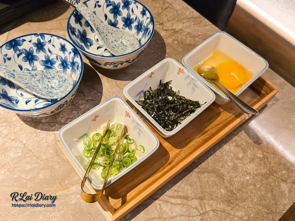 雜炊配料特寫：新鮮蛋液、蔥花與細海苔絲