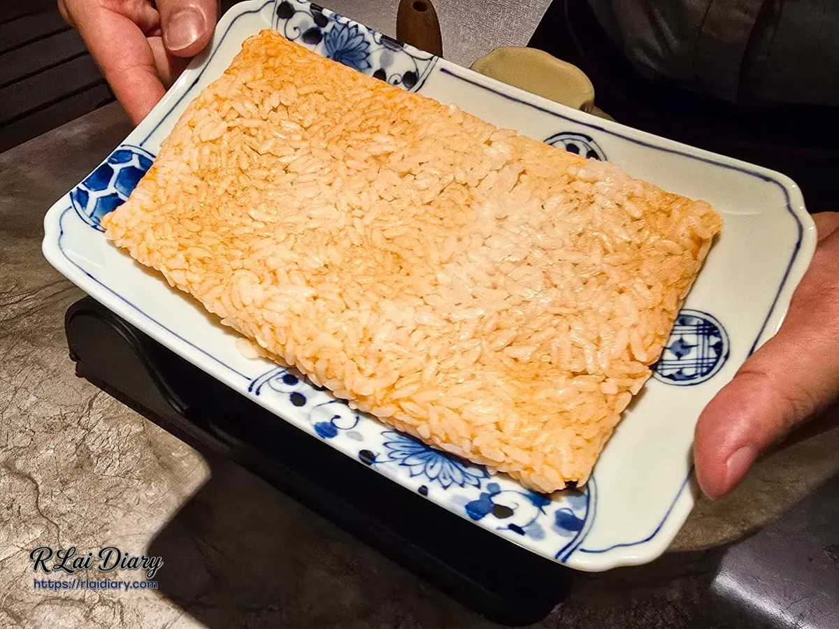 聚食釜雜炊專用米：預先拌入蝦膏風味的金橘色米飯