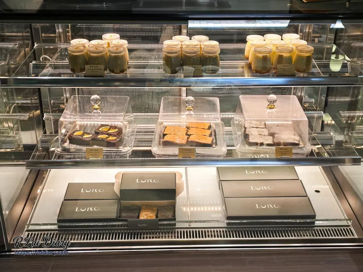 Luna Dessert Atelier 甜點櫃展示，提供冷藏布丁與外帶布朗尼禮盒