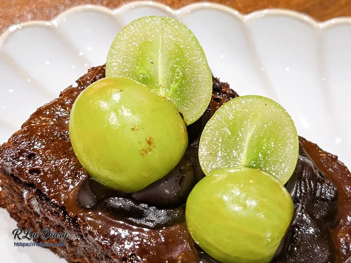 Luna Dessert Atelier 萊姆葡萄布朗尼，翠綠鮮果與微醺酒香交織