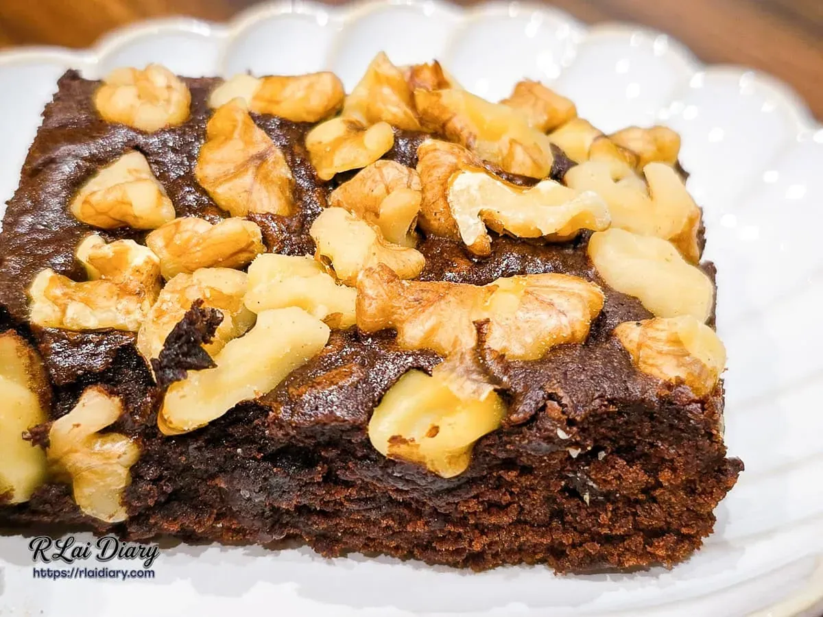 Luna Dessert Atelier 核桃布朗尼側面特寫，如生巧克力般的綿密質地