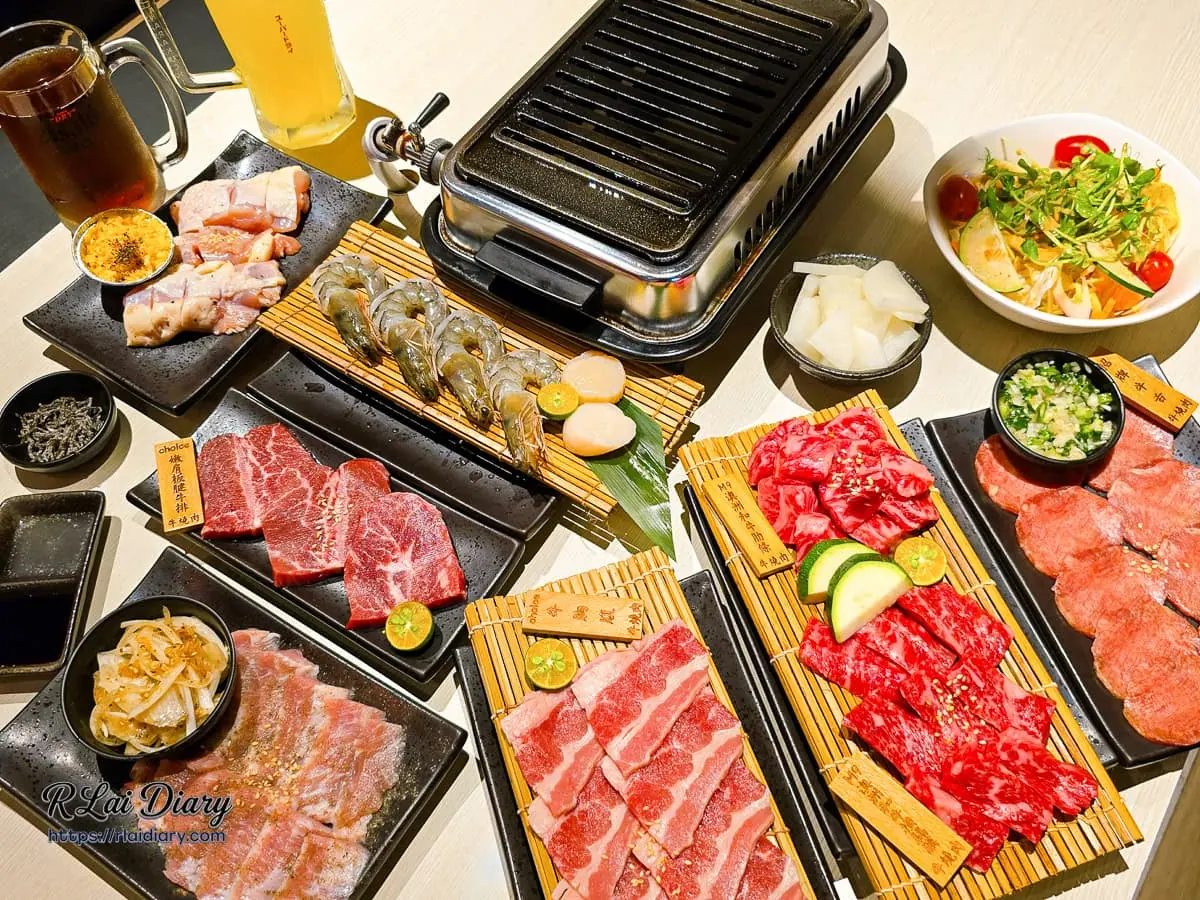 新店牛燒肉 Yakiniku 豐富桌菜全景：澳洲 M9 和牛、板腱牛排、海鮮拼盤與日式鑄鐵烤盤盛宴