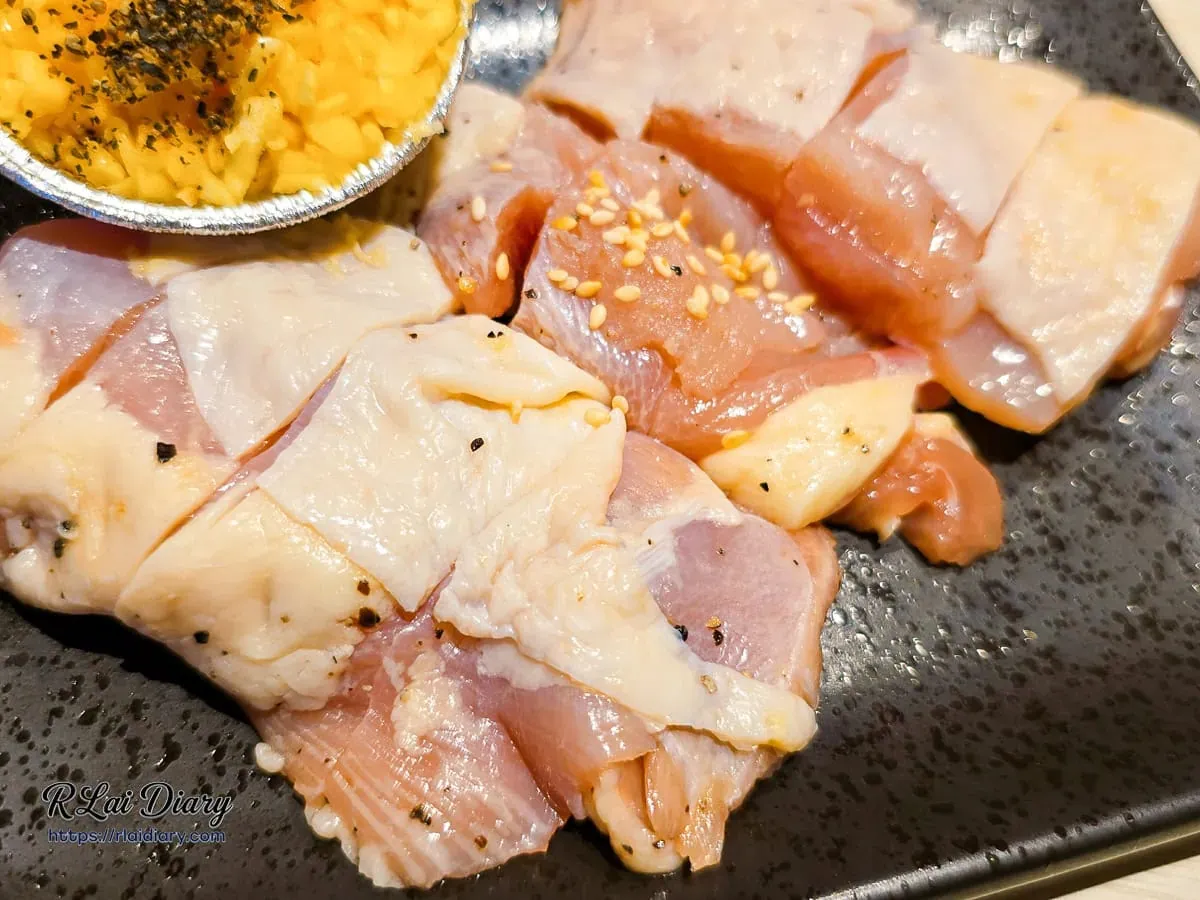 牛燒肉鮮嫩去骨雞腿肉塊特寫與芝麻提味