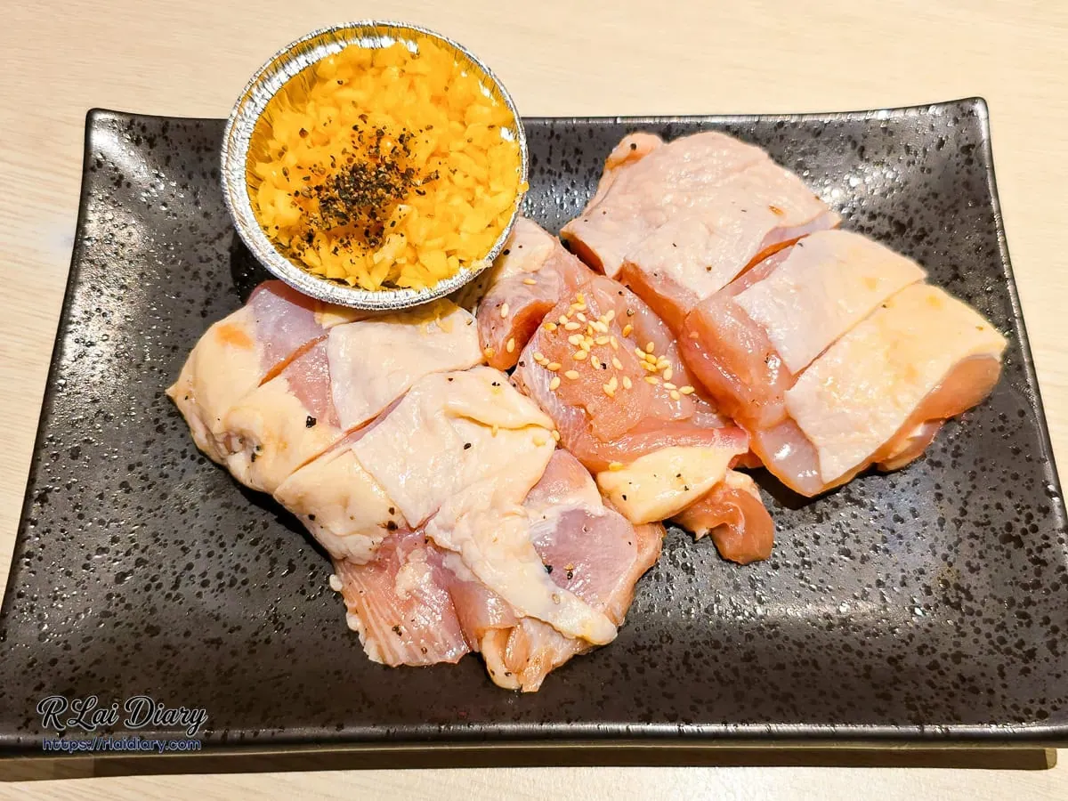 牛燒肉鮮嫩去骨雞腿肉盤與特製奶油蒜醬鋁箔碗