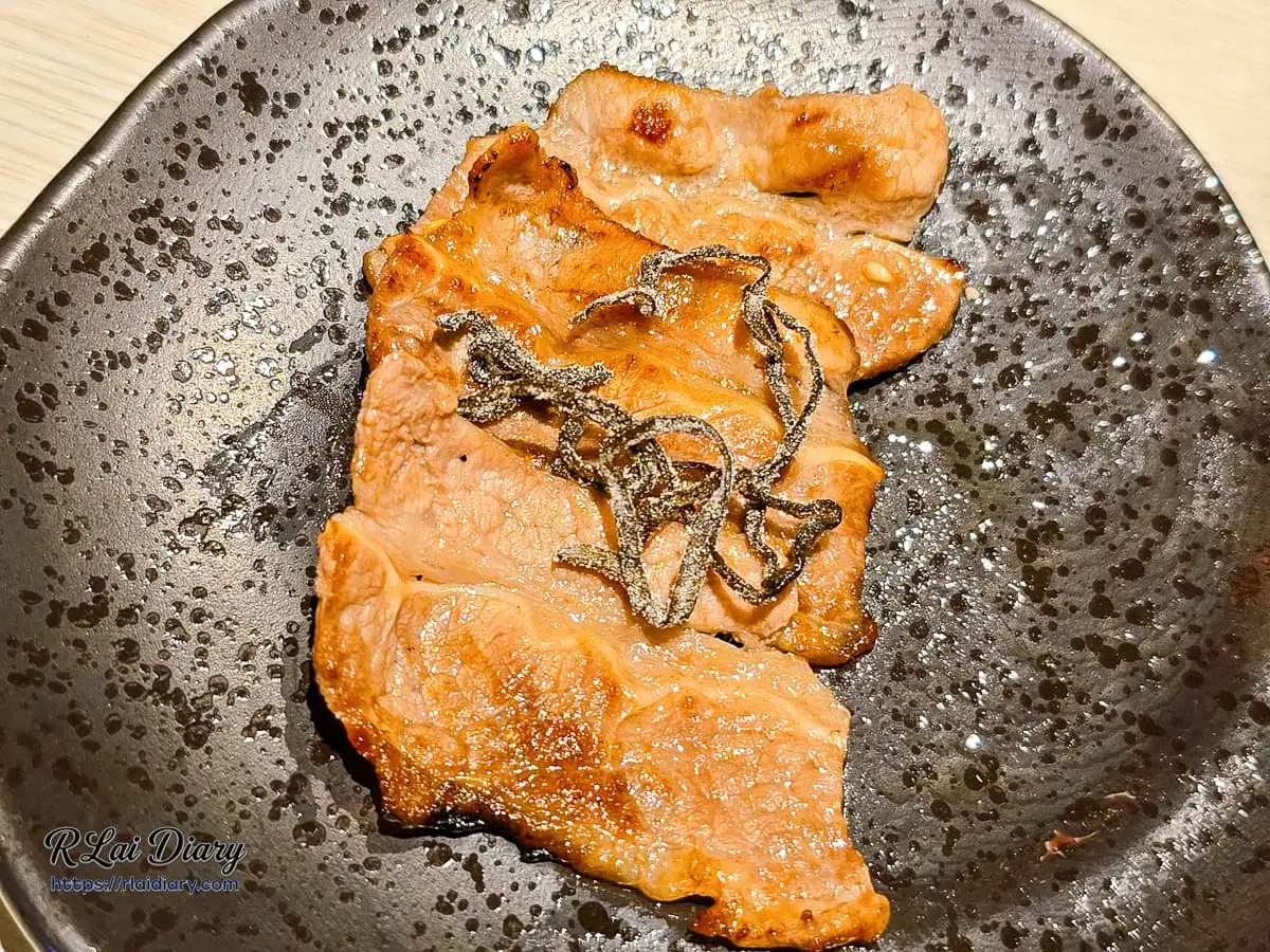 烤至完美熟度的牛五花搭配提味昆布鹽