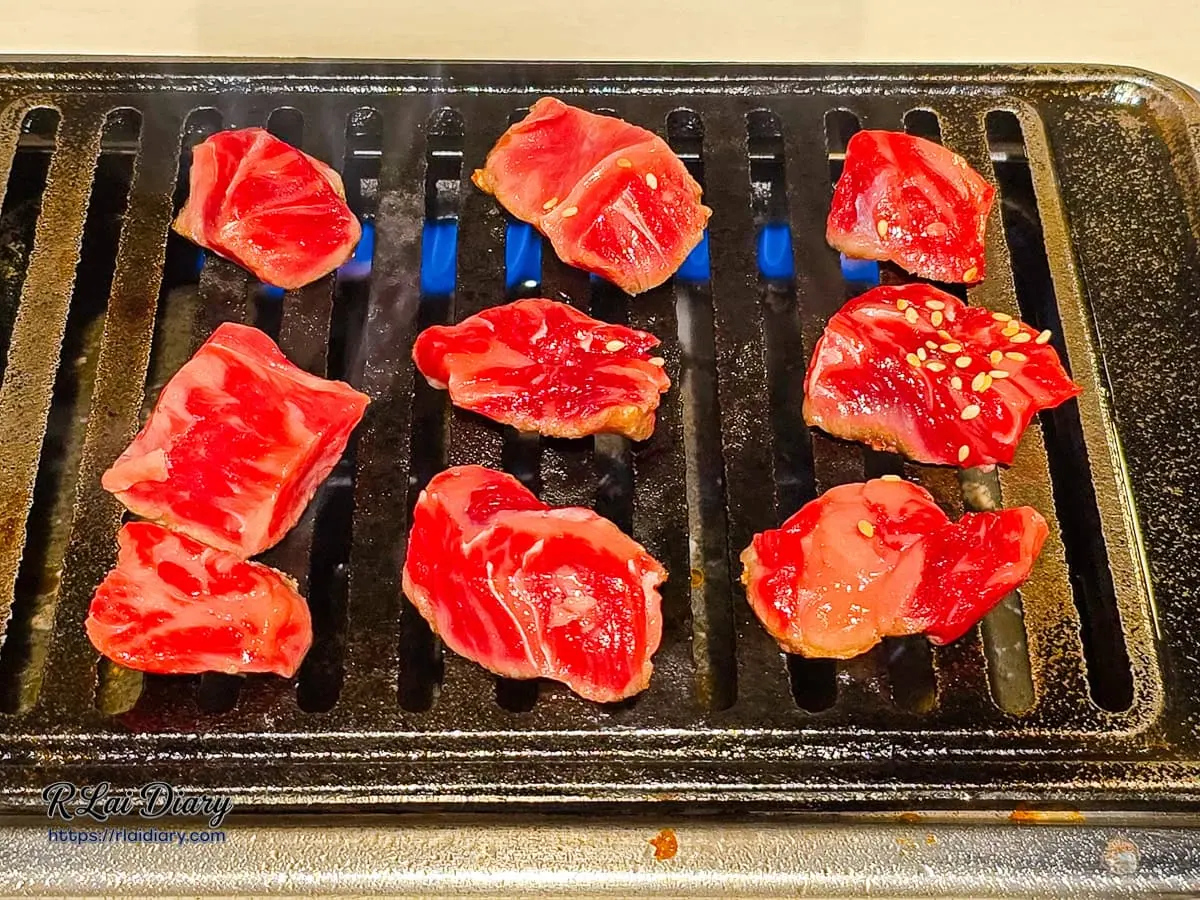 鑄鐵烤盤上的和牛肋條：爆發濃厚乳香氣味