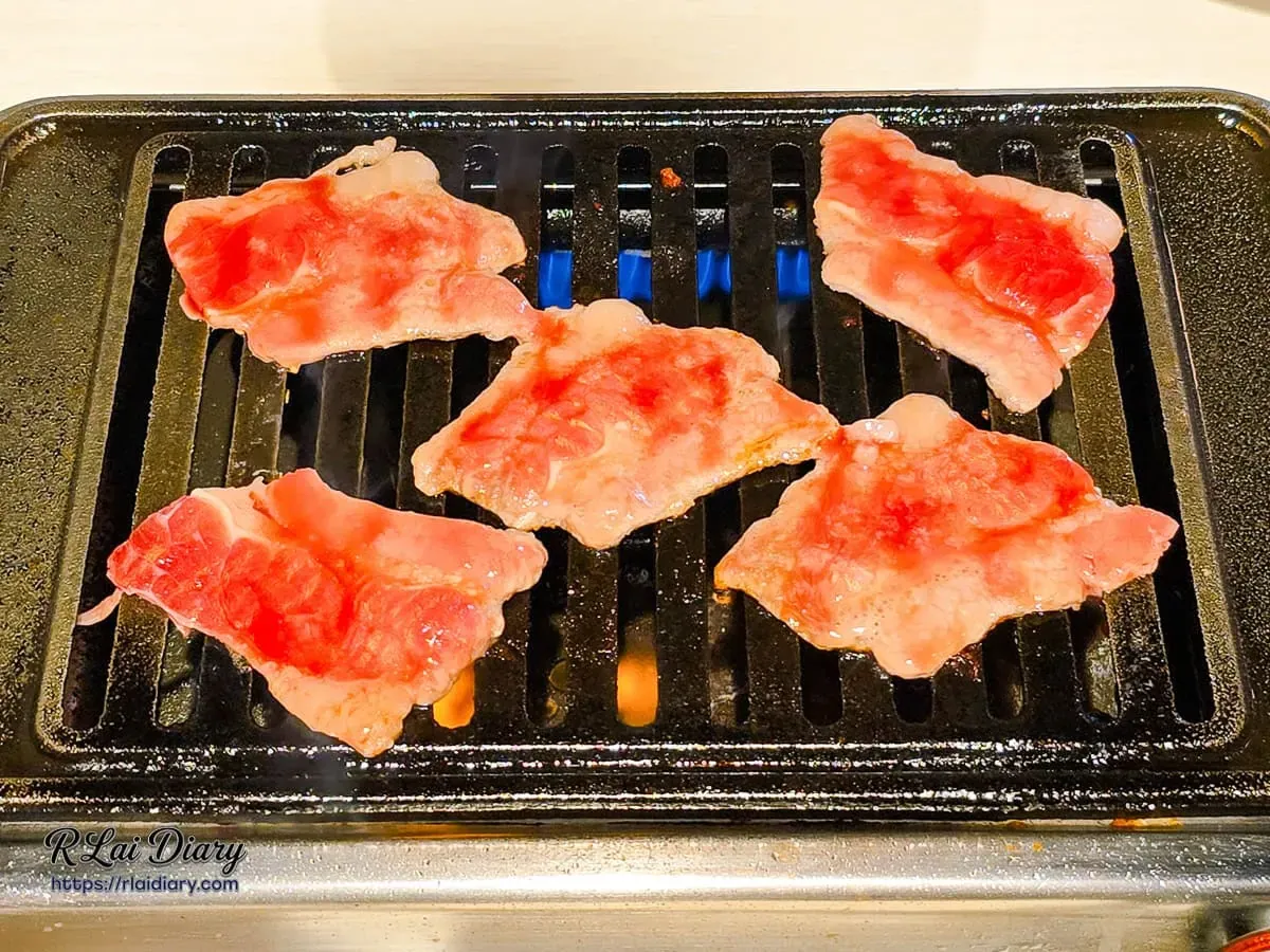 鑄鐵烤盤上的牛胸腹肉：高溫鎖住飽滿肉汁