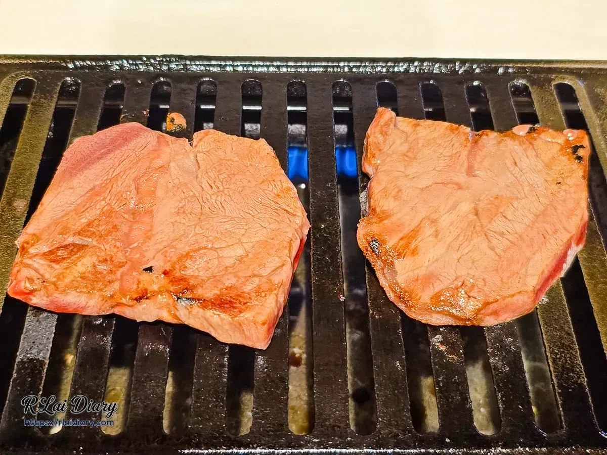 鑄鐵烤盤燒烤嫩肩板腱牛排：鎖住肉汁呈現誘人焦香色澤