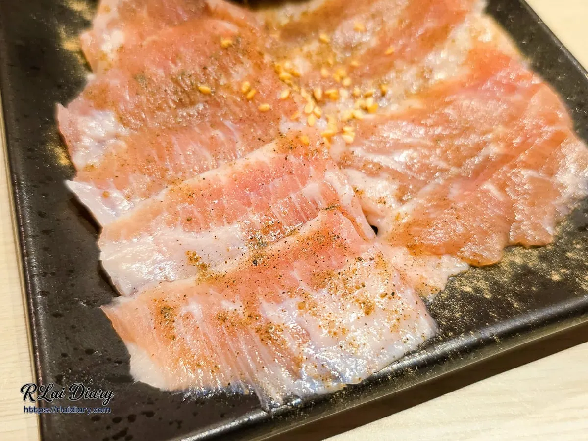 松阪豬肉片特寫：油脂細密分佈呈現黃金比例