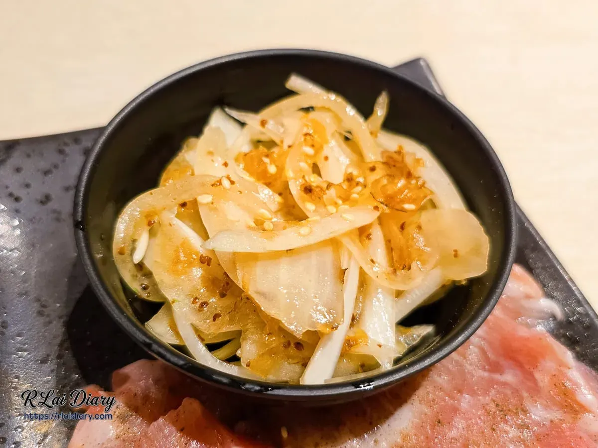 松阪豬最佳伴侶：清脆解膩的涼拌辛香洋蔥