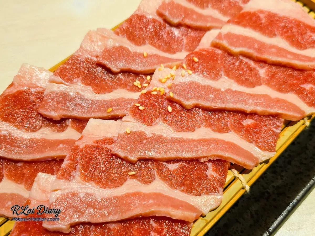 牛胸腹肉細節特寫：層次分明的紅肉與油脂