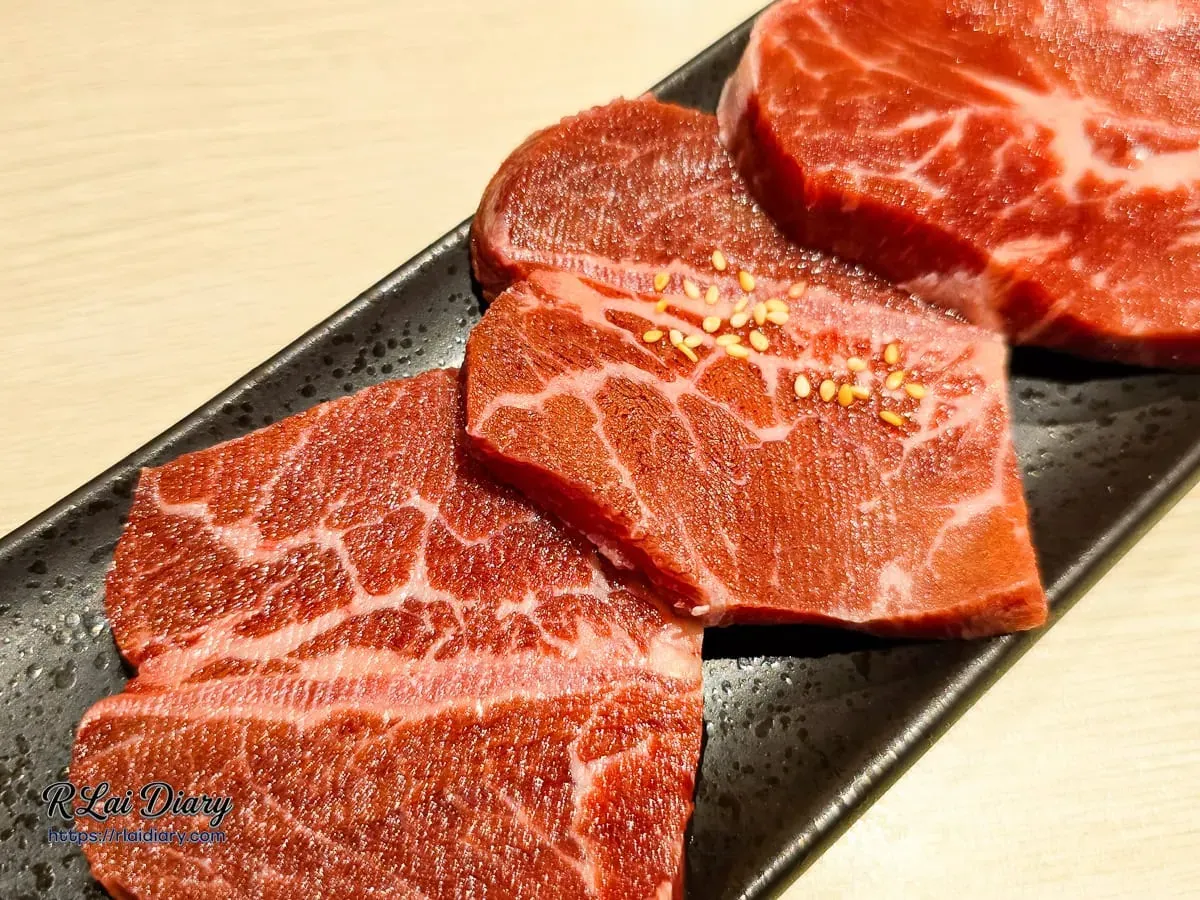 嫩肩板腱牛排細節：深紅肉質與中心細筋紋理展示