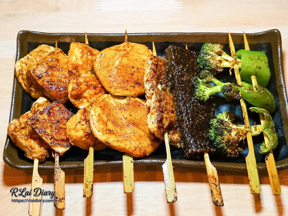 刷滿職人神醬的神醬燒豆干、豬血糕與花椰菜拼盤