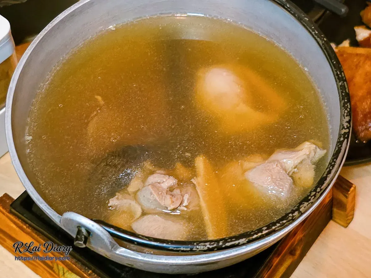 琥珀色清甜湯頭的百菇雞湯，適合深夜解膩暖胃