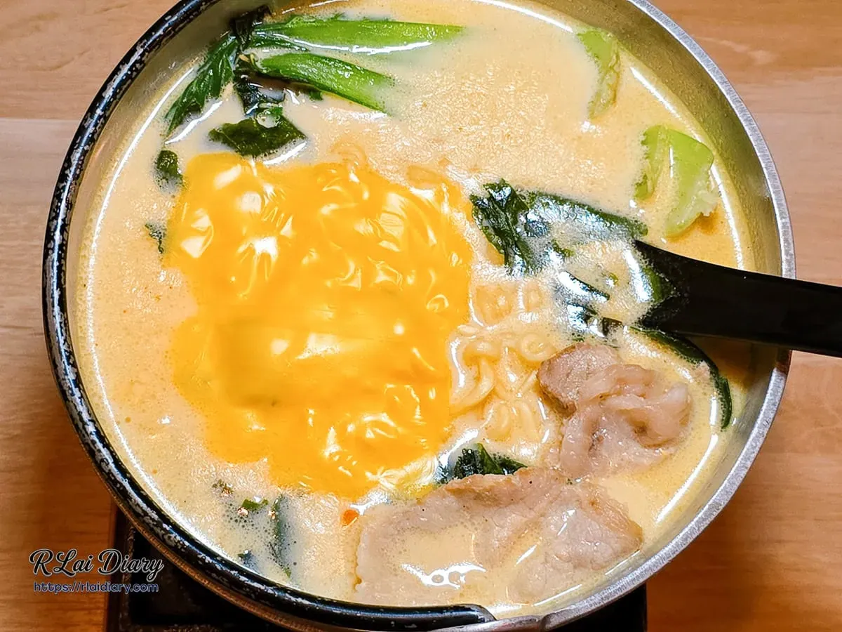 被串燒耽誤的拉麵：鑄鐵鍋盛裝的奶香起司拉麵全景