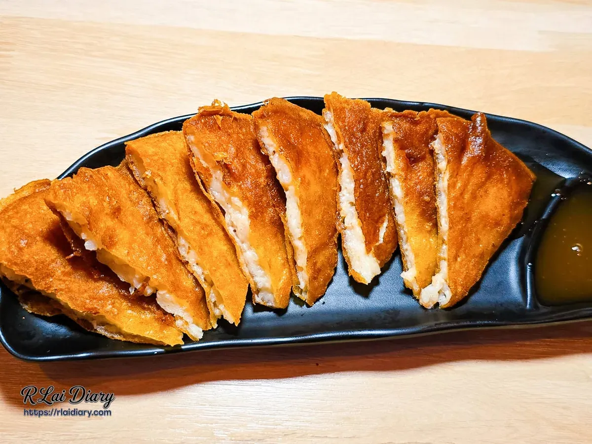 外皮琥珀色酥脆、內餡Q彈的月亮蝦餅整盤呈現