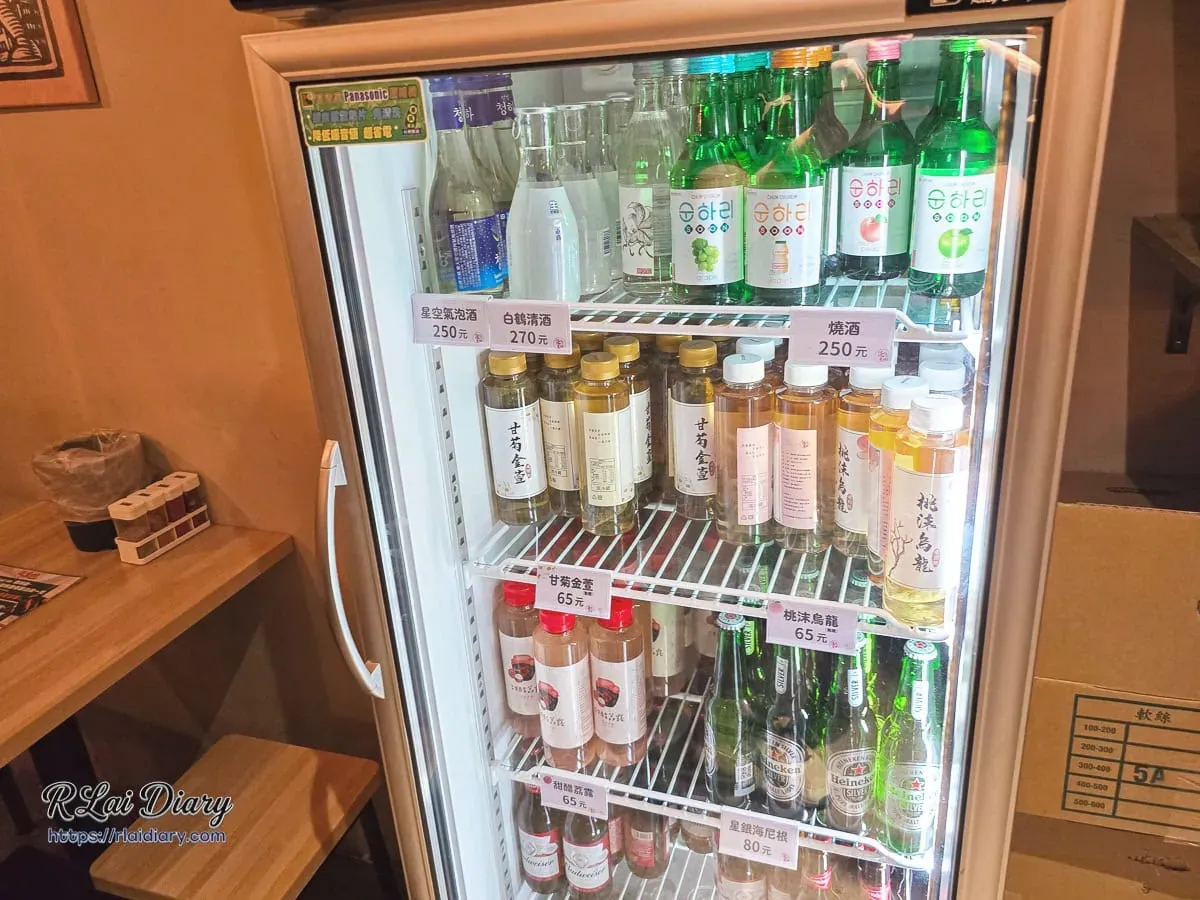 柒息地居酒屋冰箱內琳瑯滿目的日本清酒與韓國燒酒