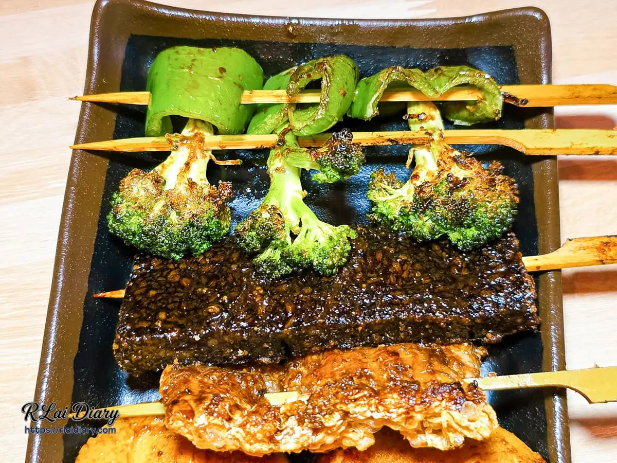 焦香脆嫩的神醬燒花椰菜與Q彈豬血糕近寫特寫