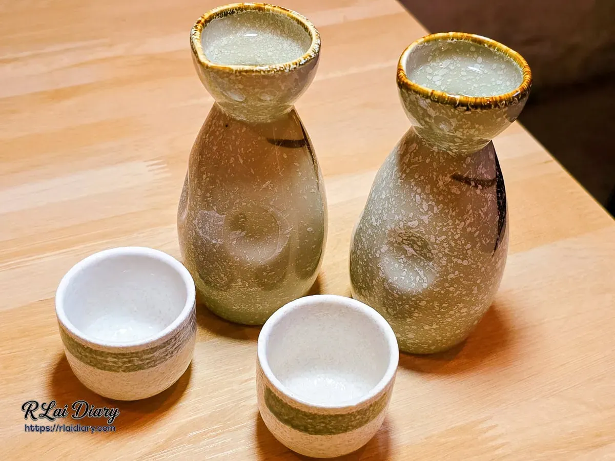 充滿日式儀式感的陶製瓶裝熱清酒與白瓷酒杯