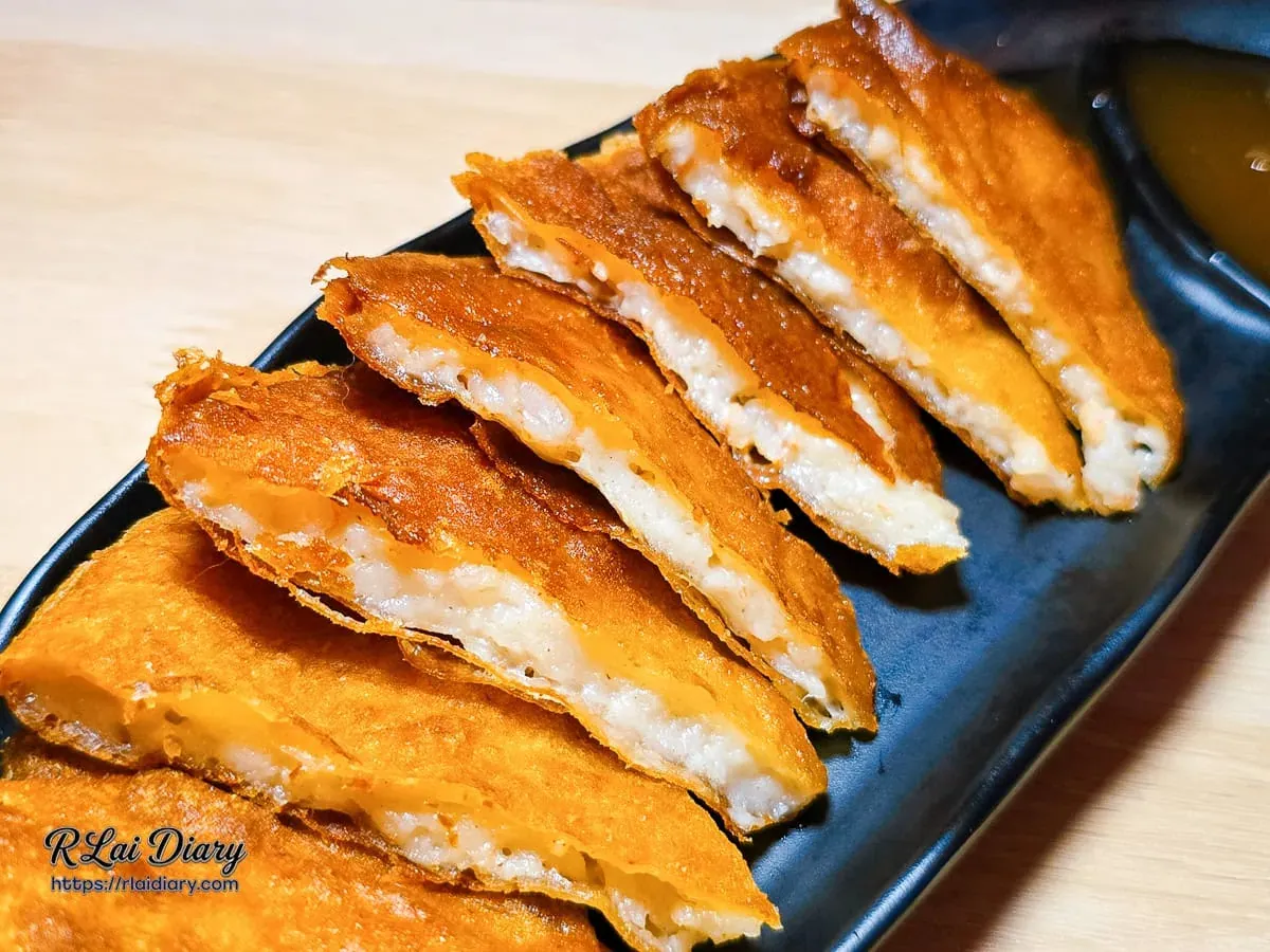 厚實飽滿且充滿鮮蝦內餡的正宗台越月亮蝦餅橫切面