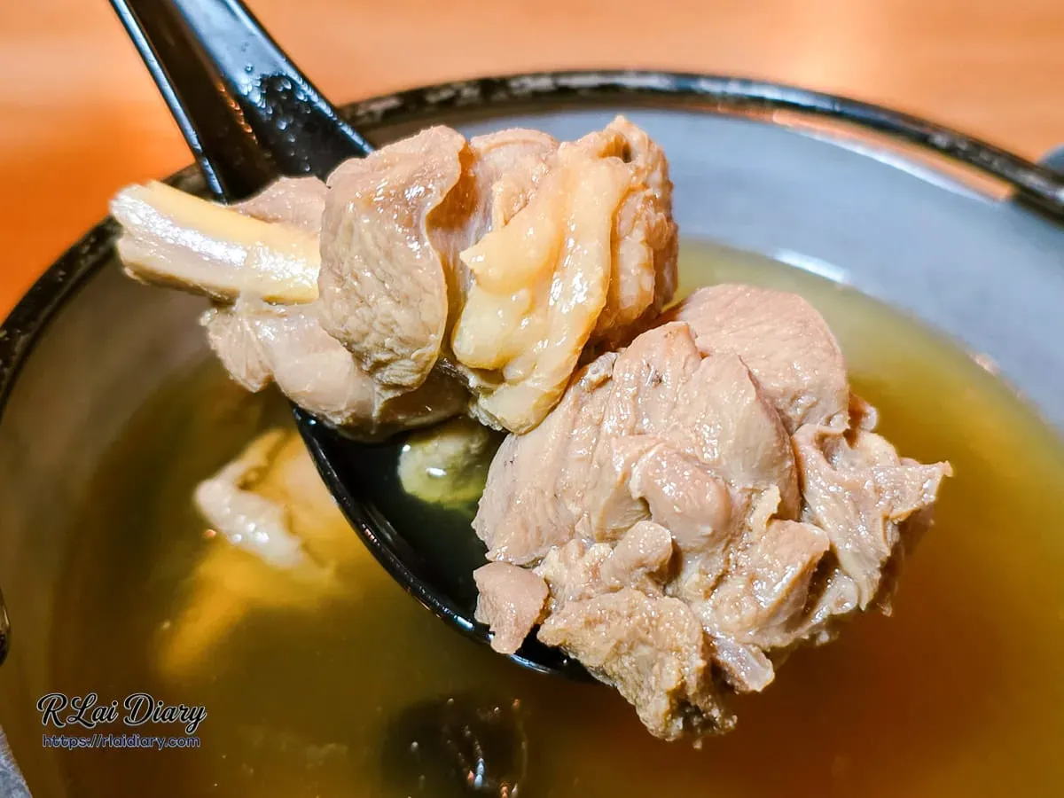百菇雞湯中質地滑嫩且充滿水分的雞肉塊特寫