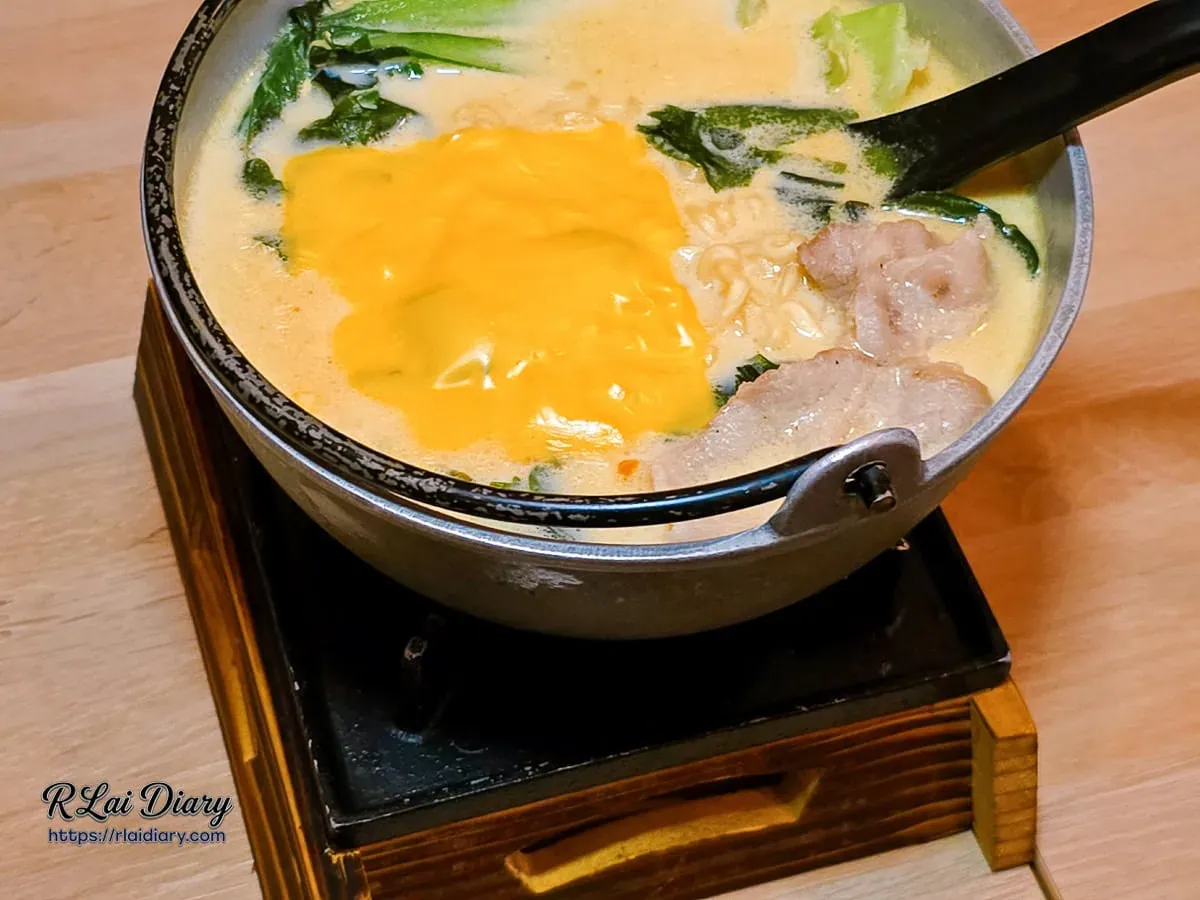 柒息地特製拉麵搭配起司與肉片，暖心又暖胃