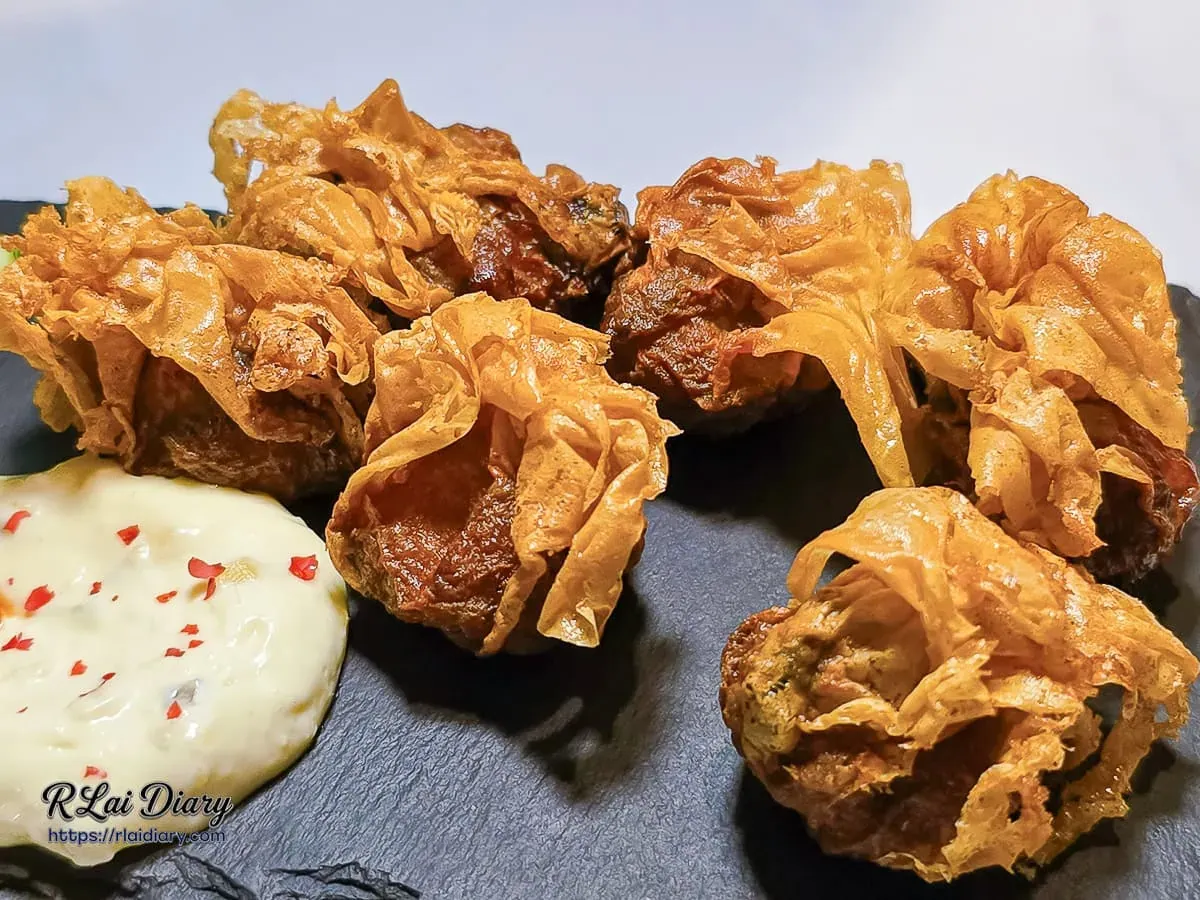 香蔥魚卵千張創意小食，金黃酥脆的千張豆皮包覆豬肉與魚卵，口感豐富有層次