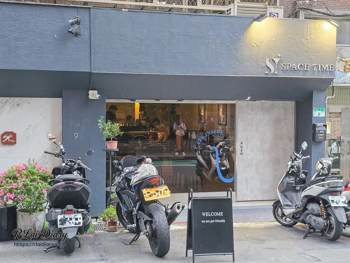 Space Time Bistro&Bar 店面外觀，位於延吉街巷弄，標示寵物友善歡迎毛孩入內