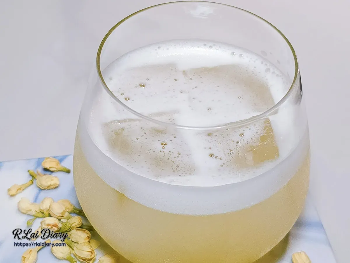 「小王子的日常呆」調酒特寫，泡沫細膩並綴以茉莉花瓣，散發優雅花果香