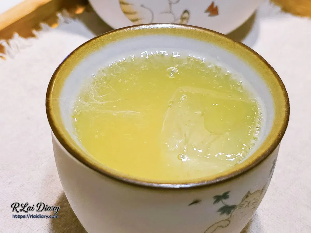 調酒「天任偷吃的午後時光」特寫，以陶瓷茶杯盛裝，散發柚子與琴酒的清香