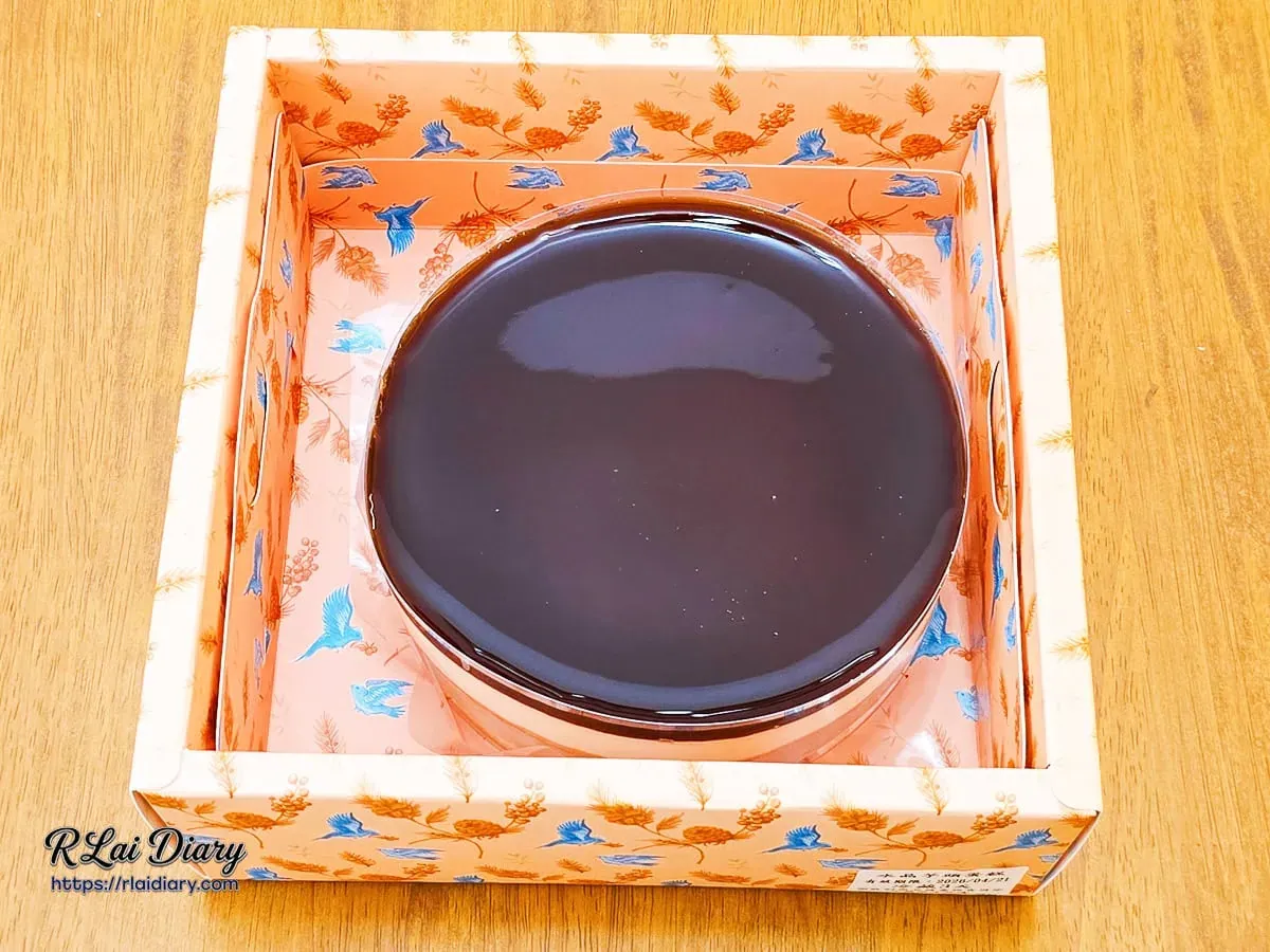 水晶蛋糕側面層次特寫，展現咖啡凍與鮮奶酪的完美比例