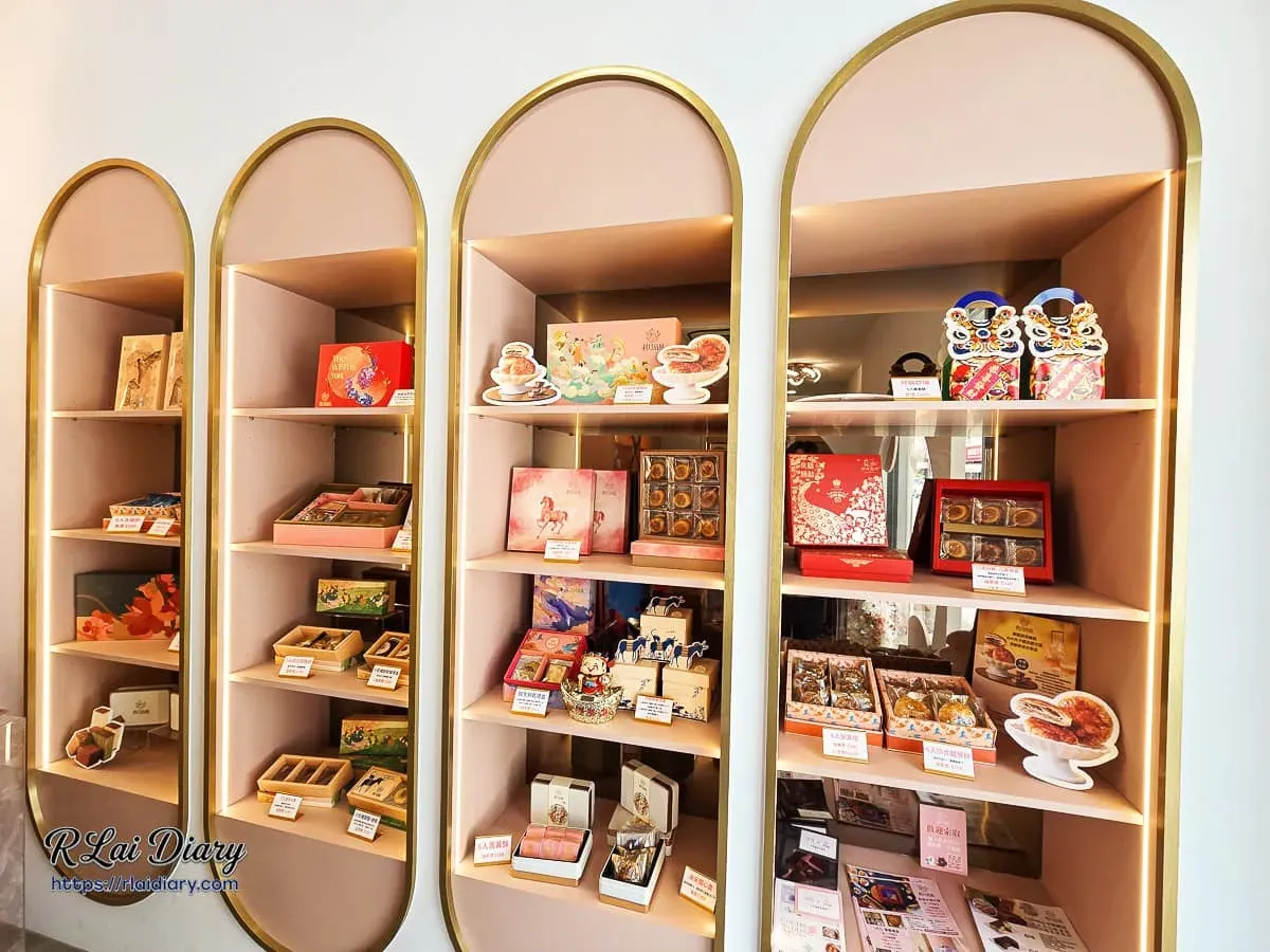 四月南風充滿弧形美學的產品展示櫥窗，陳列多款精緻禮盒
