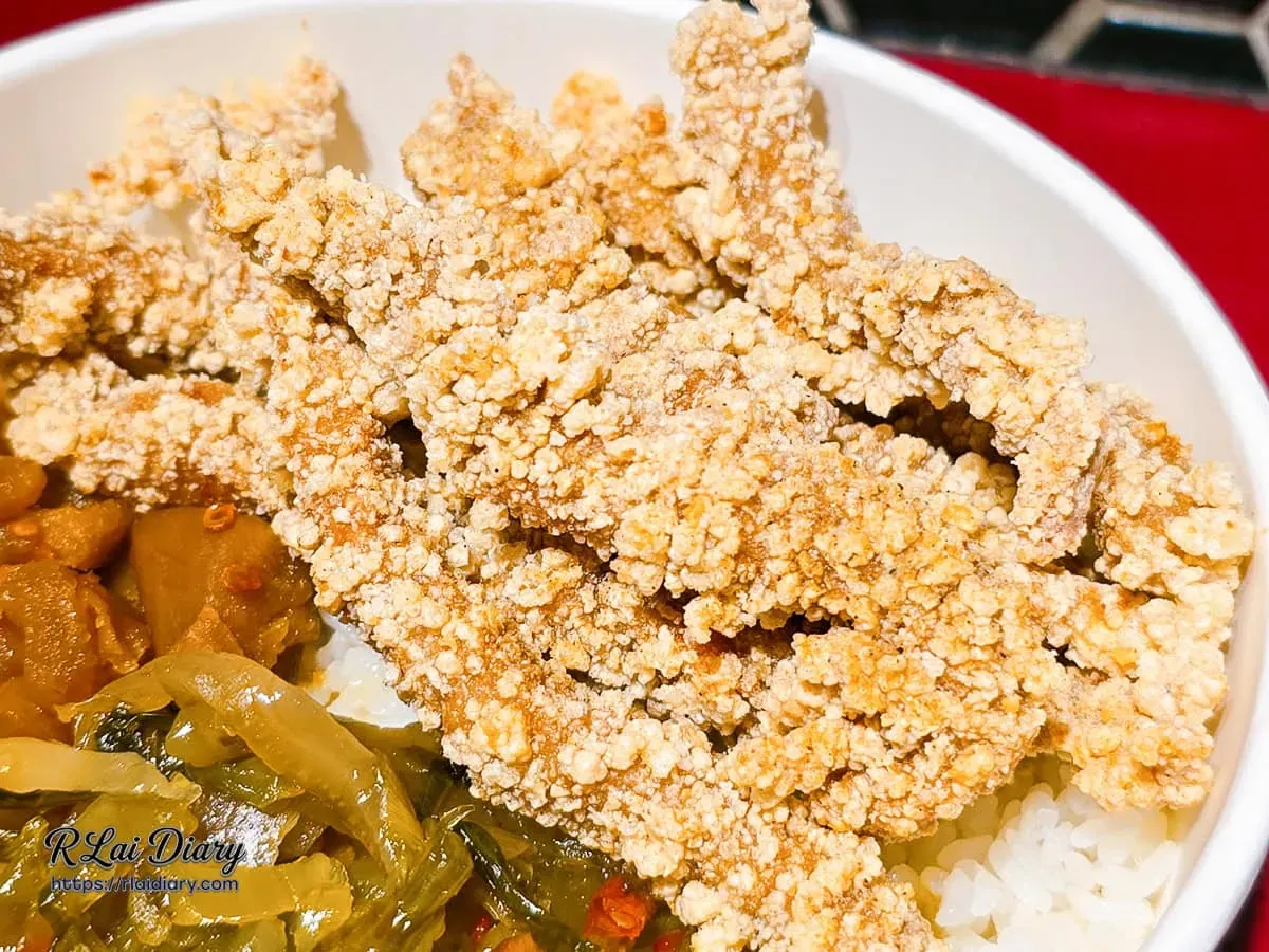 古早味炸肉條細節近拍，呈現薄如蟬翼的顆粒粉漿與豬後腿肉紮實的層次感