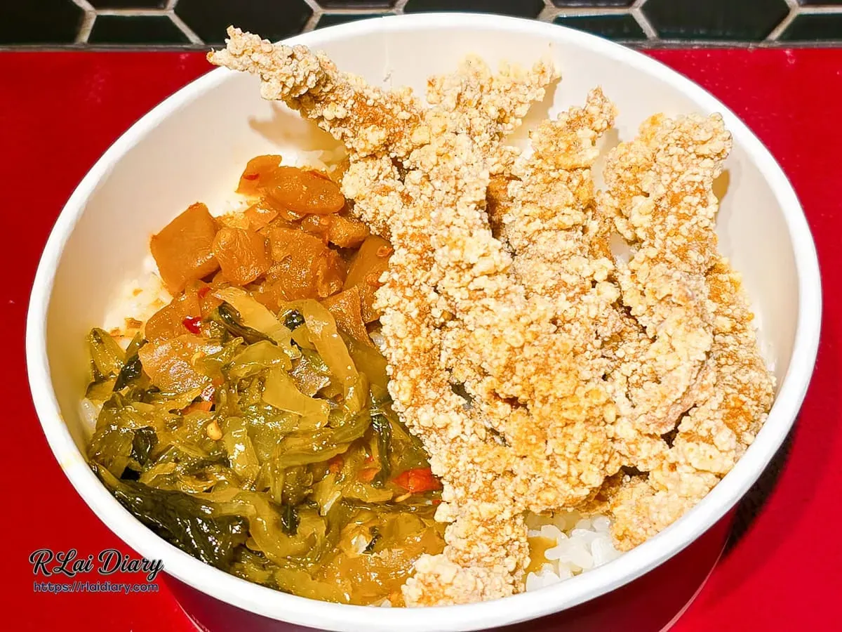 古早味炸肉飯特寫，帶有空氣感的金色炸肉條與酸菜交織出大同區最純粹的美味