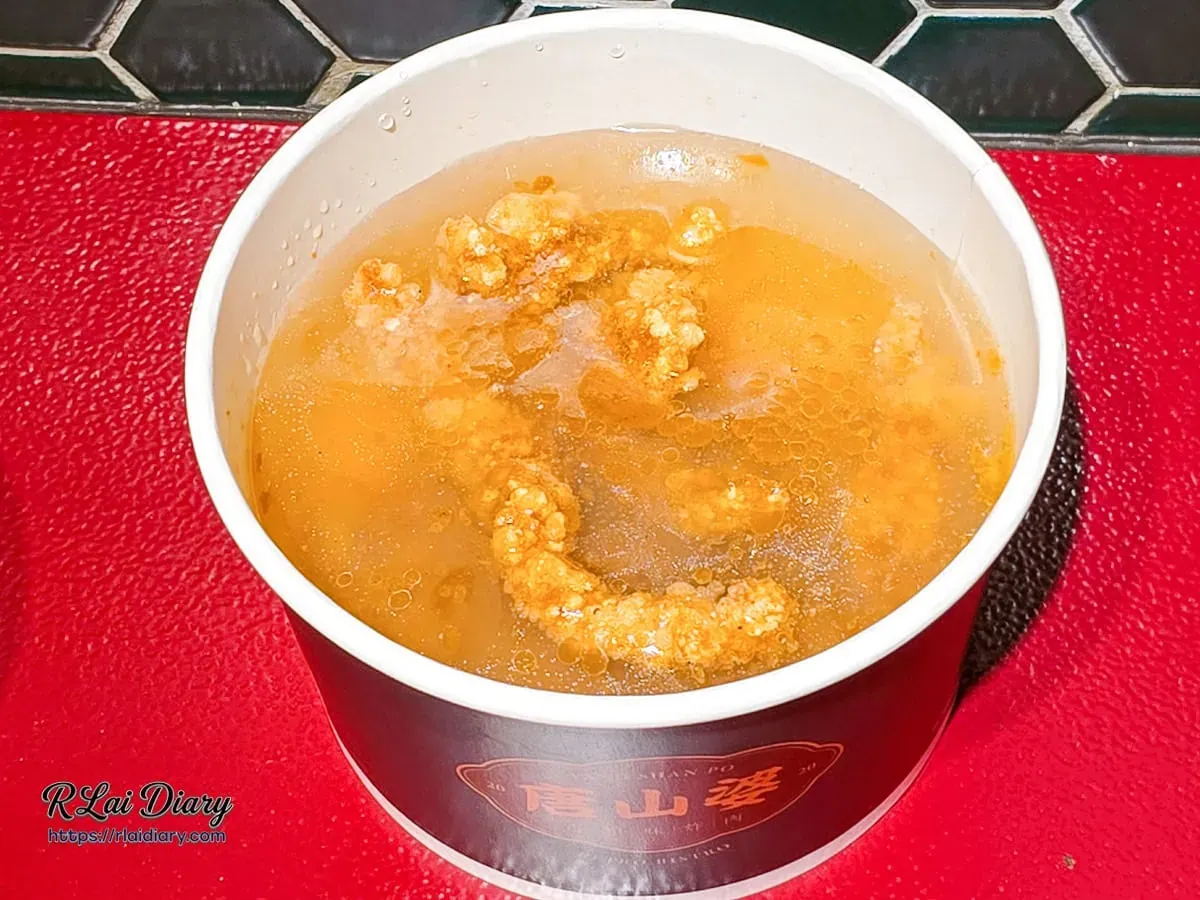 古早味炸肉羹俯拍，琥珀色濃稠湯頭浸潤炸肉，展現絲絨般的溫潤質地
