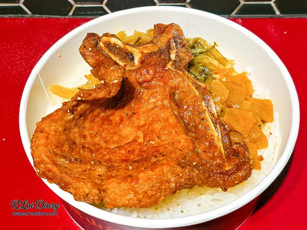 招牌唐山排骨飯全貌，金黃酥脆的巨型排骨覆蓋在香Ｑ米飯上，視覺震撼力十足
