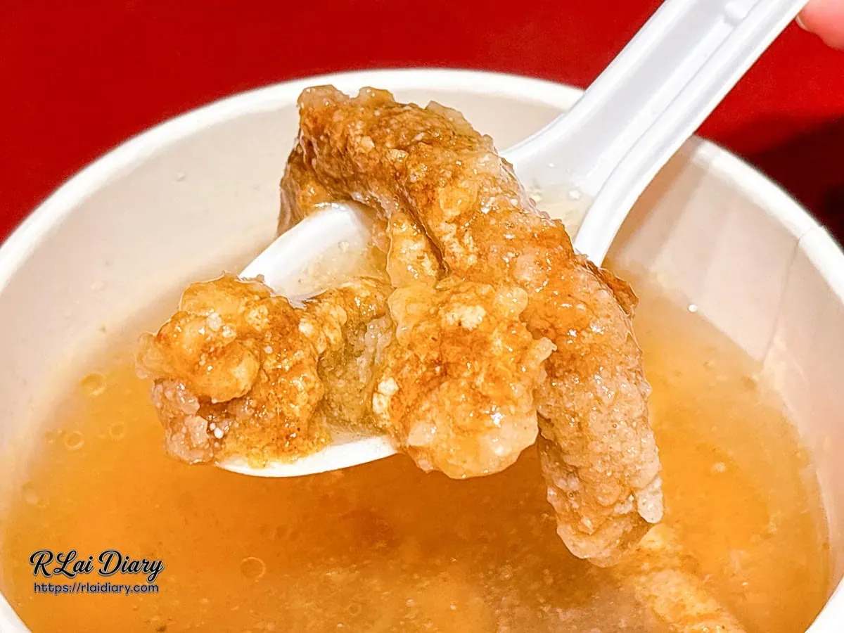 湯勺中浸潤了湯汁精華的炸肉條，完美詮釋傳統中式便當裡酥與潤的風味平衡