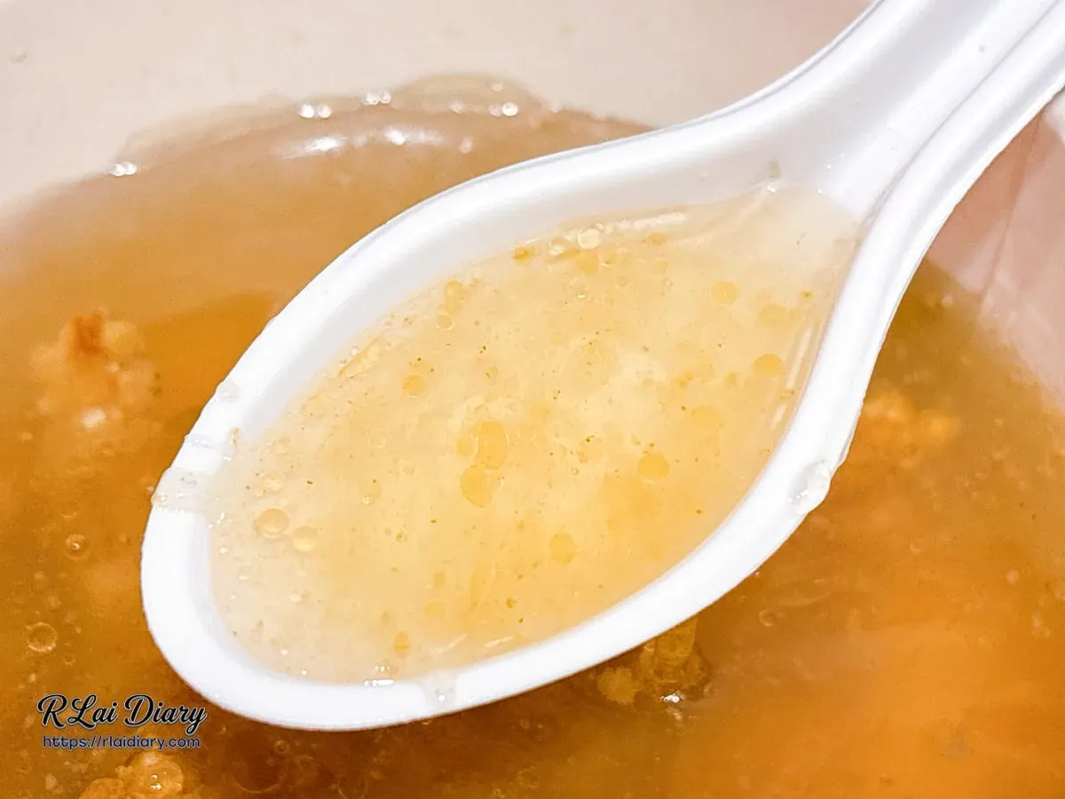 湯勺舀起琥珀色炸肉羹，透明勾芡質地展現出如絲絨般的滑順與柴魚鮮香感