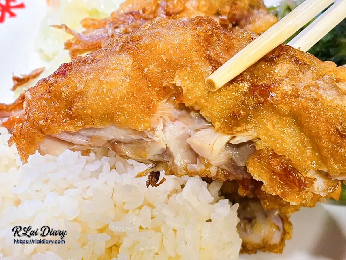 撒上香酥蔥酥的麻香炸雞特寫，視覺與嗅覺的雙重享受