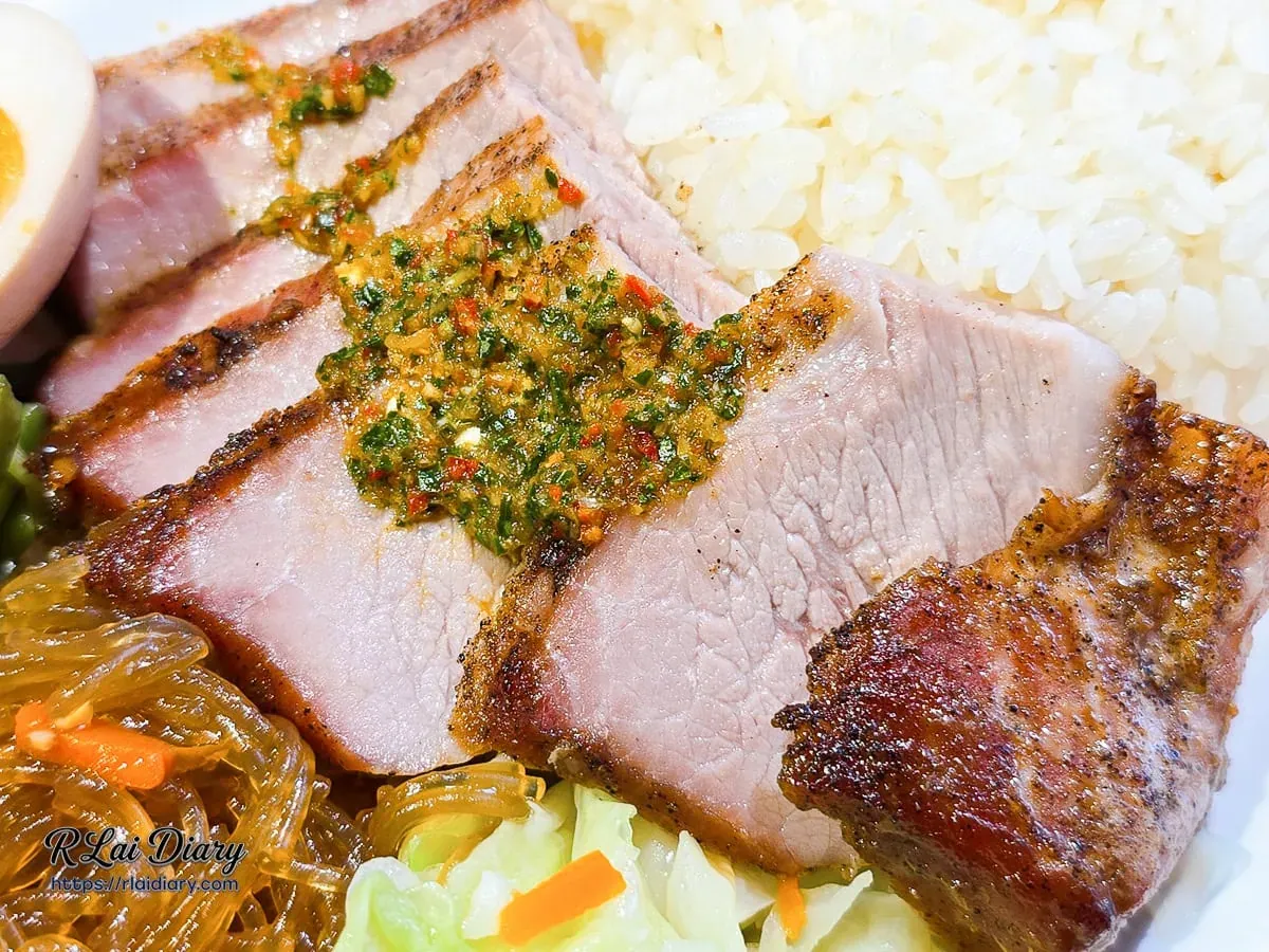 泰式烤霜降豬肉質特寫，帶有誘人油脂光澤與炙烤香氣