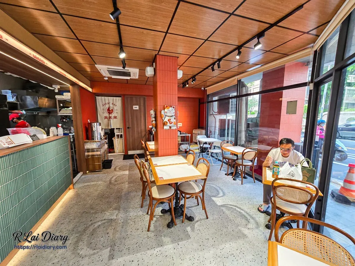 天天來海南雞太平店內用環境與舒適明亮的座位空間