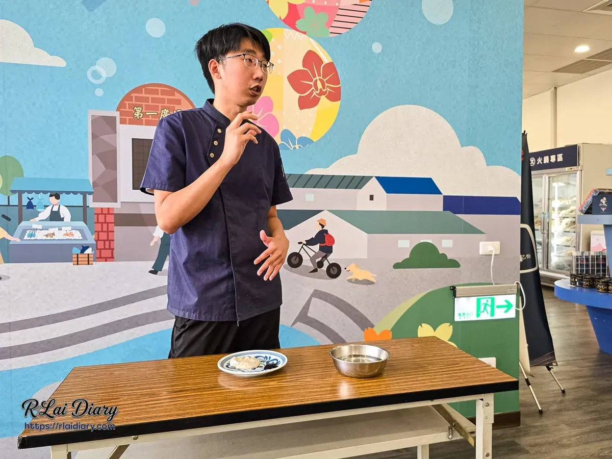 師傅正準備進行手作魚丸 DIY 教學，適合團體預約體驗