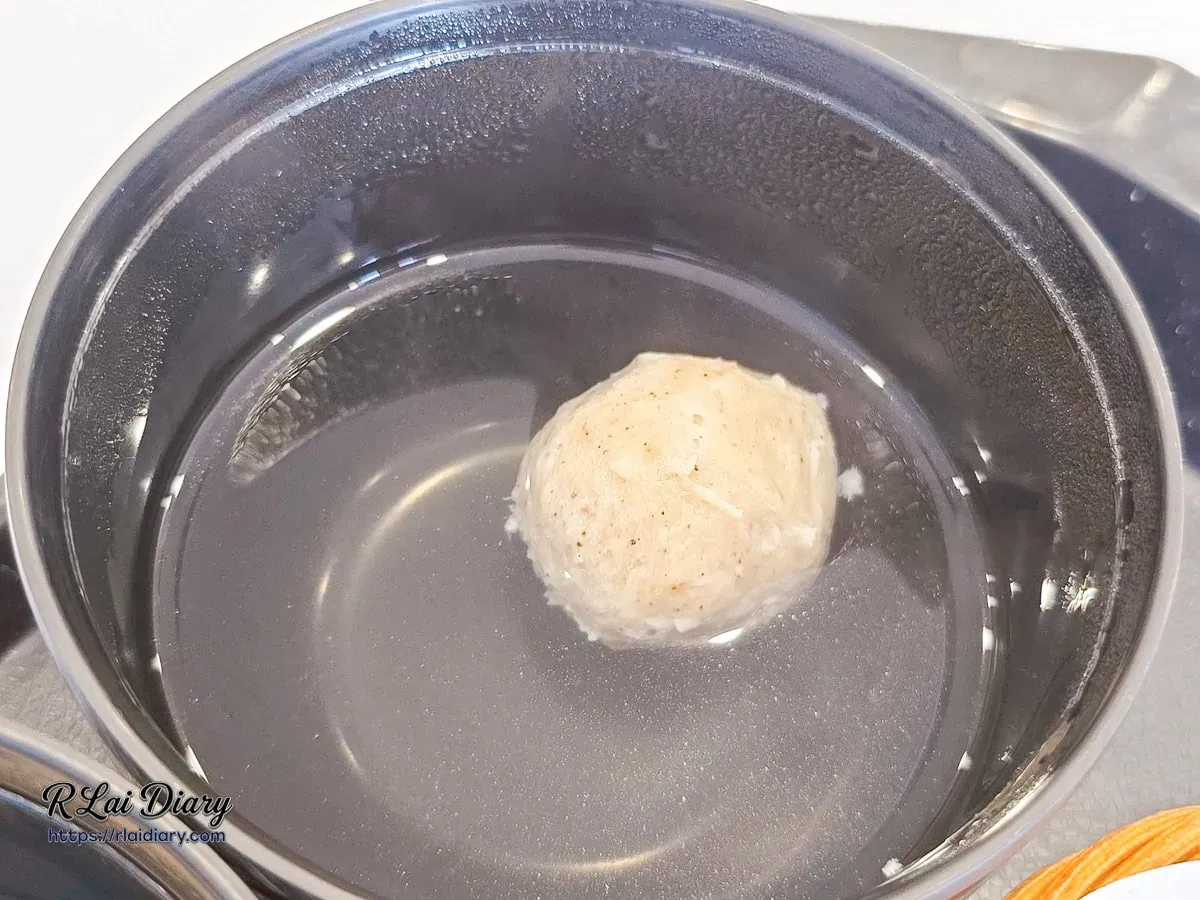 丸文觀光工廠經典魚丸湯特寫，清甜甘醇的高湯襯托出旗魚丸的Q彈與紮實質地