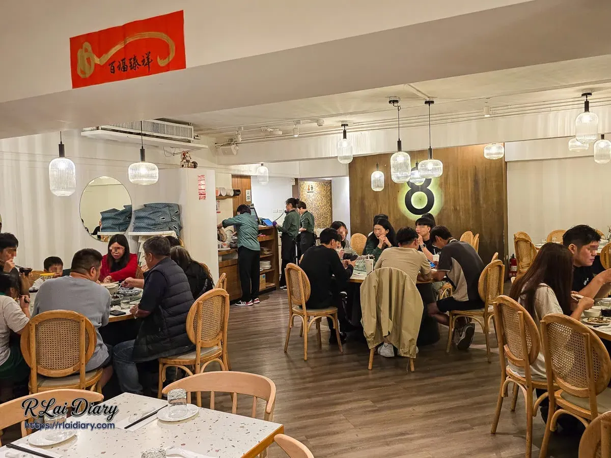湘八老台北大安店現代摩登用餐環境與溫暖色溫燈飾
